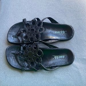 Earth Kalso Sedona Black sandals size 6 1/2 B.